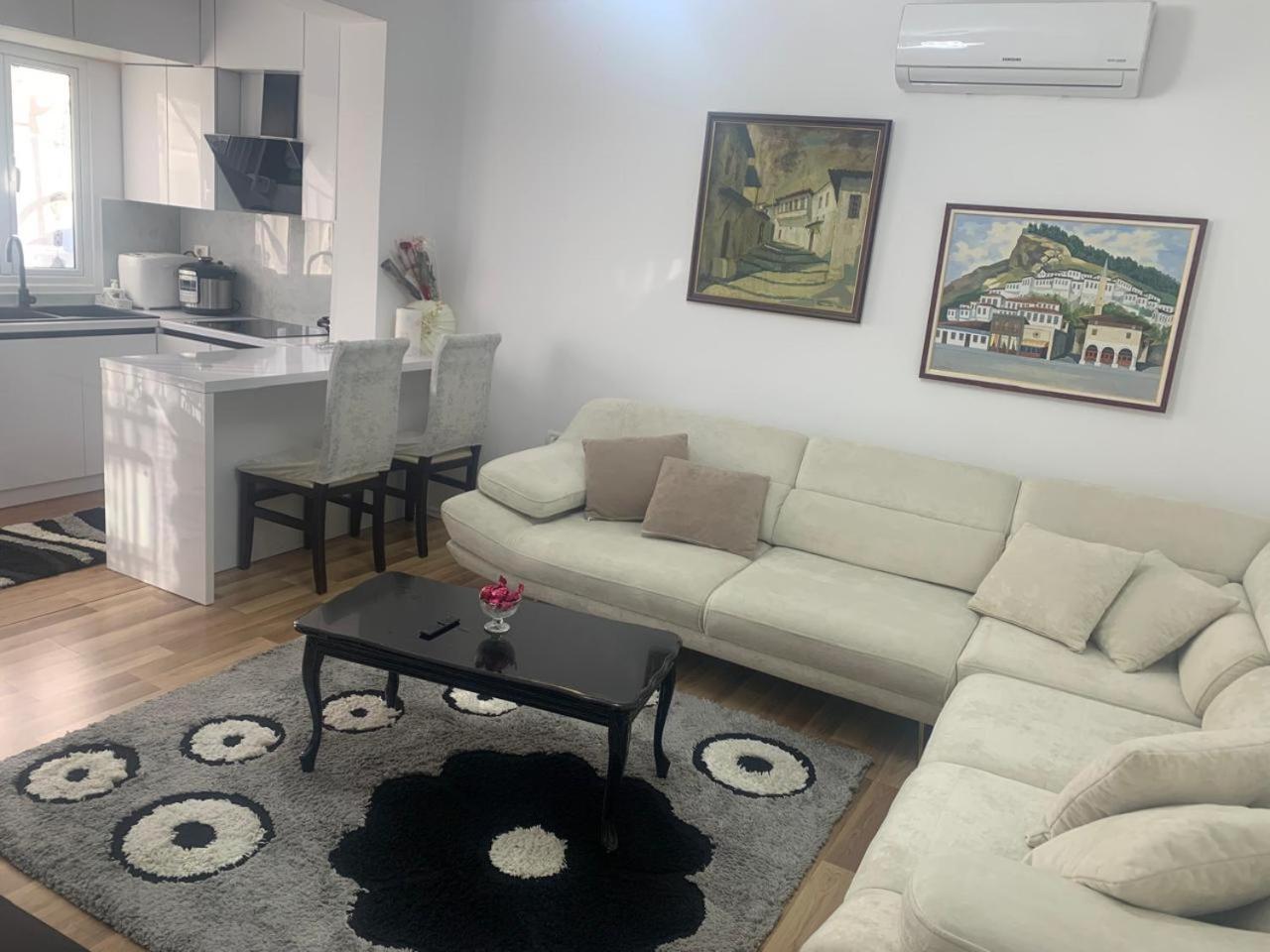 Flat In Berat'S Center Appartement Buitenkant foto