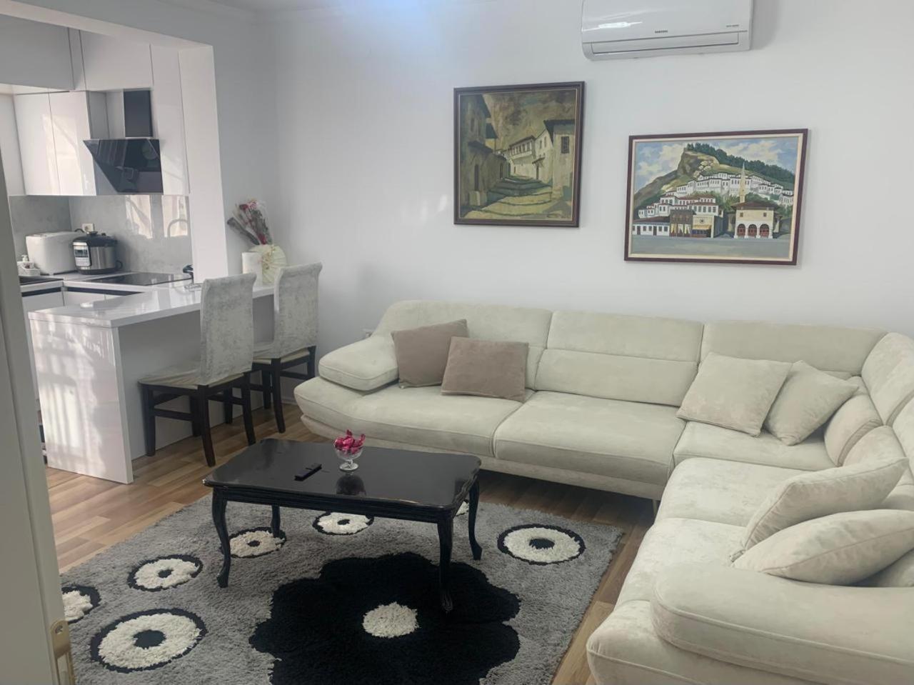 Flat In Berat'S Center Appartement Buitenkant foto
